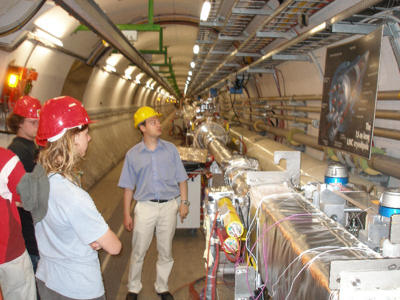 11_P5140293 Jirka Král vysvětluje studentům funkci urychlovače LHC.